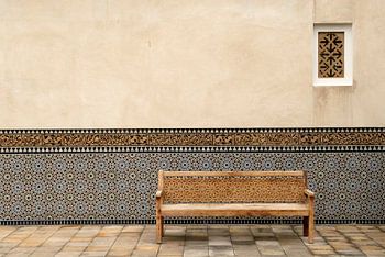 Meditatieve binnenplaats met mozaïekmuur