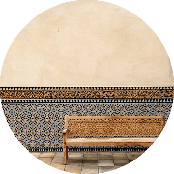 Meditatieve binnenplaats met mozaïekmuur van Alexander Baumann