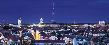 Leipzig - Panorama skyline met Völkerschlachtdenkmal in het blauwe uur van Frank Herrmann