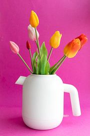 Bouilloire électrique avec motif de tulipes sur studio photoflash