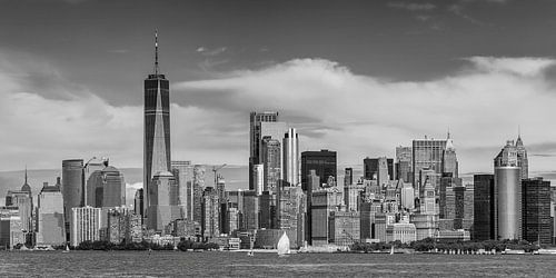 Lower Manhattan Skyline – Monochrome Panorama by Melanie Viola