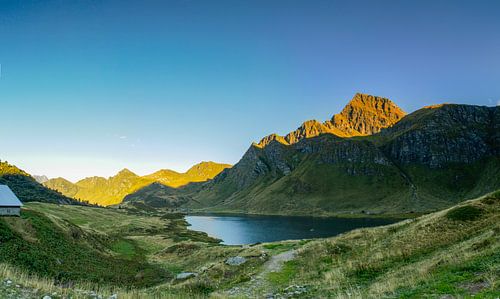 Sonnenaufgang mit Alpenglühen am Lago Cadagno Tessin Schweiz