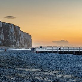 Normandie, Le Tréport Strand und Kreidefelsen am Abend von Christoph Hermann