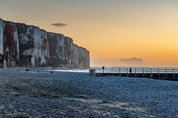 Normandie, Le Tréport Strand und Kreidefelsen am Abend