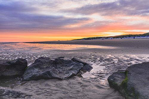 mooie zonsopkomst aan de kust van katwijk aan zee
