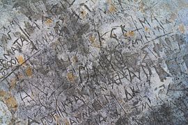 Gekerfde teksten in muur op Korfoe
