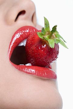 SA11165692 Erdbeere in sinnlich offenem Mund mit feurig roten Lippen