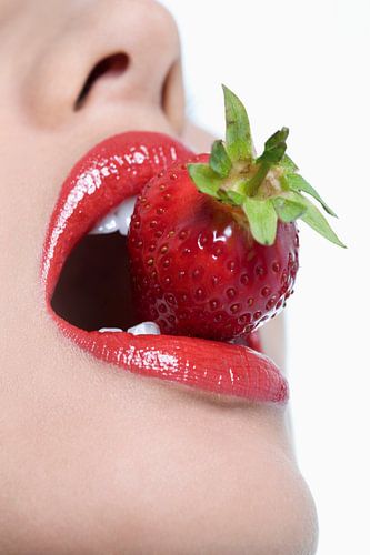 SA11165692 Aardbei in sensuele open mond met vuurrode lippen