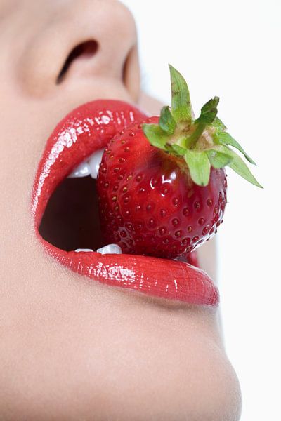 SA11165692 Erdbeere in sinnlich offenem Mund mit feurig roten Lippen von BeeldigBeeld Food & Lifestyle