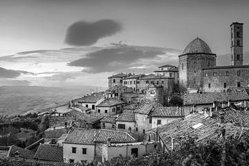 Stimmungsvolles Volterra in der Toskana in Italien in schwarzweiß von Manfred Voss, Schwarz-weiss Fotografie