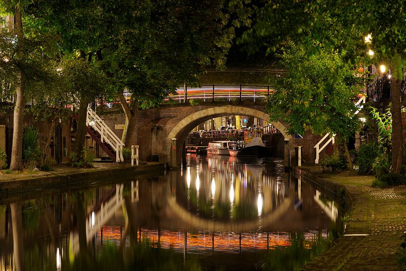 Zandbrug over de Oudegracht in Utrecht met een doorkijkje naar de Bemuurde Weerd van Donker Utrecht