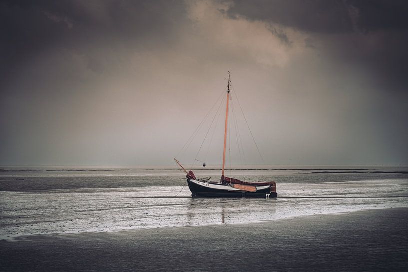 Ertrunkenes Boot bei Ameland in mysteriöser Atmosphäre von KB Design & Photography (Karen Brouwer)