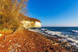 Kreidefelsen im Herbst an der Küste der Ostsee auf der Insel R