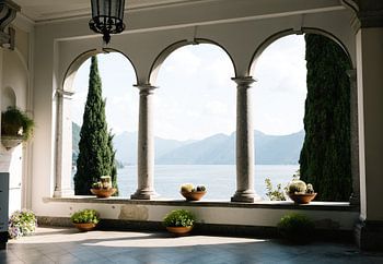 Uitzicht vanuit het raam op het Comomeer