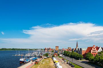 Vue sur le port de la ville hanséatique de Rostock sur Rico Ködder