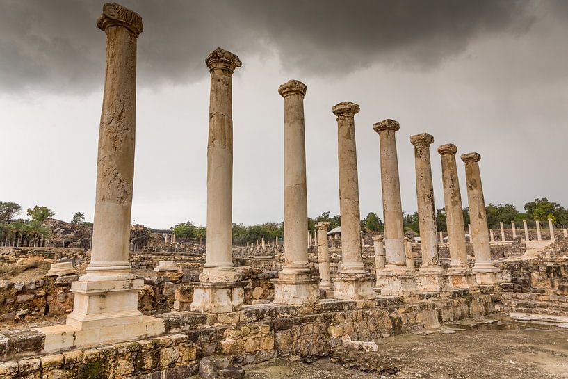 Römische Ruinen mit Säulen in Bet She An in Israel von Joost Adriaanse
