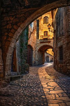 Gasse in Pals, Spanien von Lars van de Goor