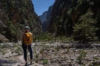 Junge Wanderin mit Rucksack in der Samaria Schlucht