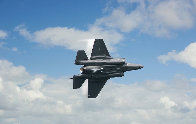 Un jet F35 dans le ciel par Brian Morgan