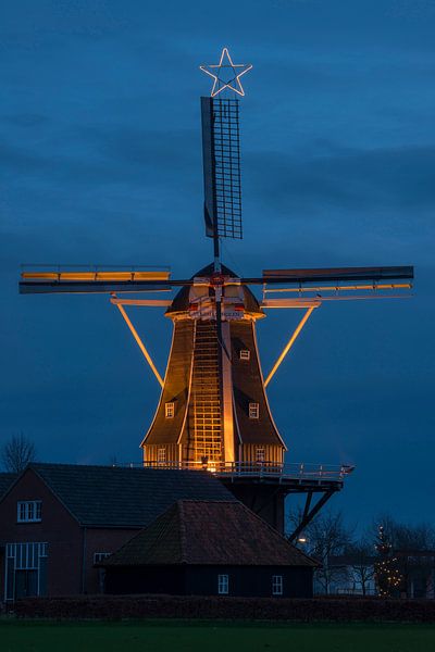 Verlichte nederlandse molen van Tonko Oosterink