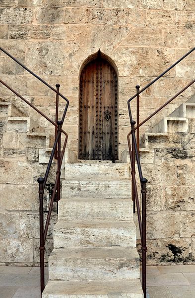 Boven, trap in de Torre de Quart, Valencia, Spanje. van Iris Heuer