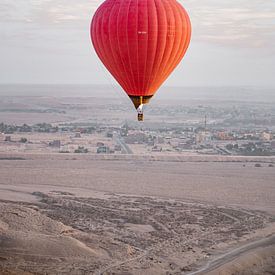 Roter Heißluftballon Sonnenaufgang Tempel Luxor, Ägypten von Hannah Hoek