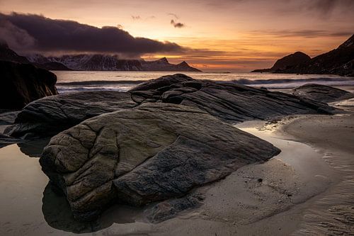 Coucher de soleil sur les îles Lofoten à la plage d'Utakleiv
