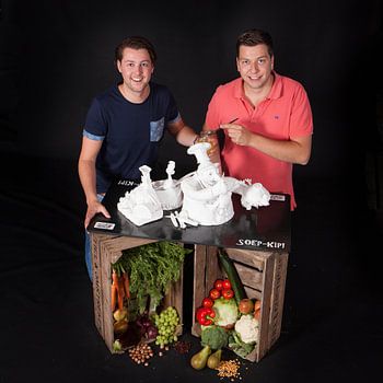 Portrait de deux jeunes participant au défilé des fruits à Tiel