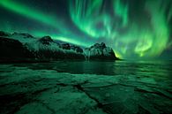 Noorderlicht boven Vestrahorn berg in Stokksnes, Ijsland met ijsscherven op de voorgrond van Michiel Dros thumbnail