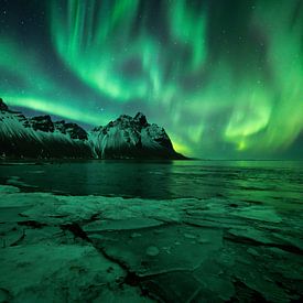 Noorderlicht boven Vestrahorn berg in Stokksnes, Ijsland met ijsscherven op de voorgrond van Michiel Dros