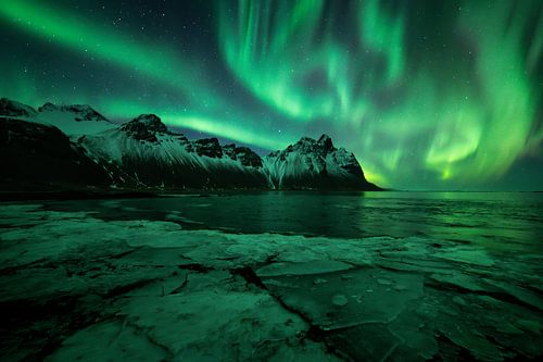 Noorderlicht boven Vestrahorn berg in Stokksnes, Ijsland met ijsscherven op de voorgrond