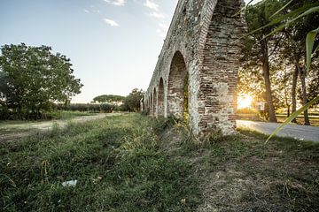 Oud Romeins aquaduct, Via Dei Condotti, Pisa, Italië van RobinV