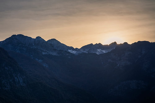 Sonnenuntergang hinter den Julischen Alpen - Bohinj, Slowenien von Daan Duvillier | Stimmungsvolle Stadt- und Landschaftsfotos