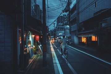 Man op de fiets in Kyoto van Tom Rijpert