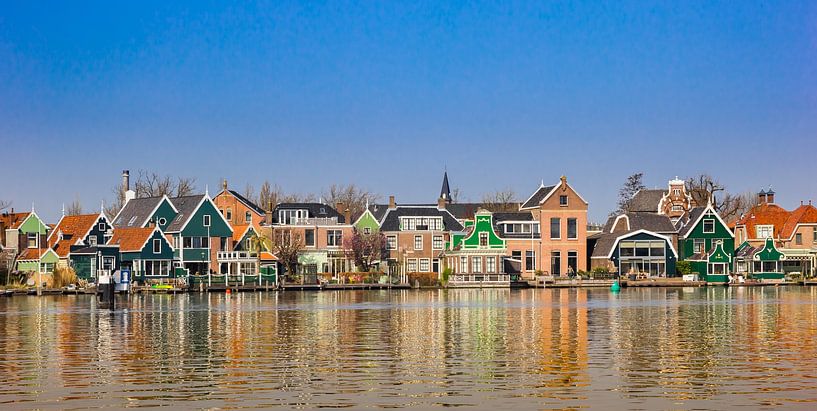 Kleurrijke traditionele huizen aan de Zaan rivier in Zaandijk van Marc Venema