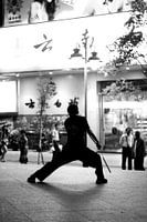 Silhouet van man die Kungfu beoefend 