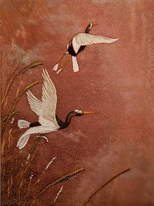 Traditionelle japanische Kunst: Reiher fliegen über das Schilf
