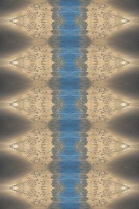 Goldgelbe und blaue Reflexionen im nassen Sand 2