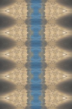 Goudgele en blauwe reflecties in het natte zand 2 van Adriana Mueller