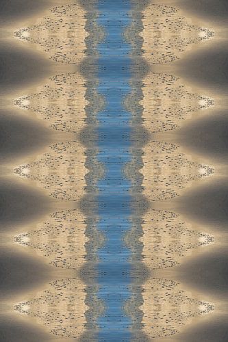 Goudgele en blauwe reflecties in het natte zand 2