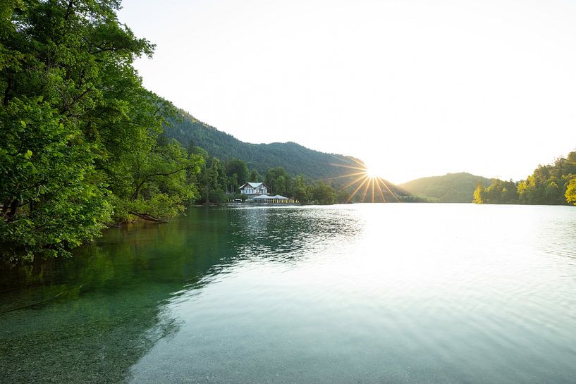 Lever de soleil en été sur le lac Thumsee près de Bad Reichenhall avec vue sur le Seewirt. par Jiri Viehmann