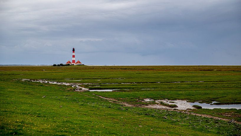 Zicht naar de vuurtoren Westerheversand van Alexander Wolff