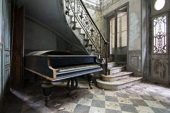 Flügel unter der Treppe