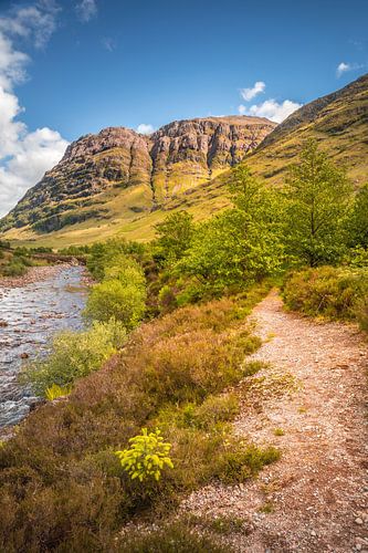 Glencoe Lochan-pad op de Glencoe-rivier met Stob Coire nam Beith
