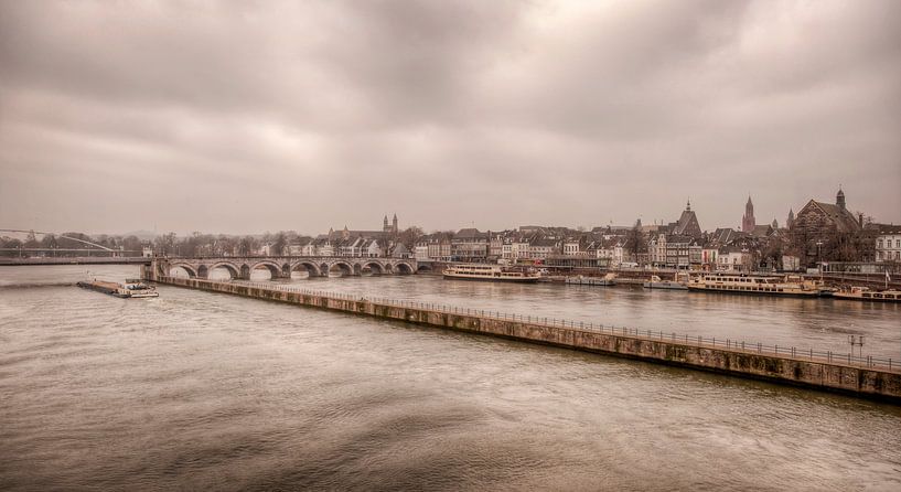 Uitzicht op de Sint Servaasbrug bij Maastricht van John Kreukniet