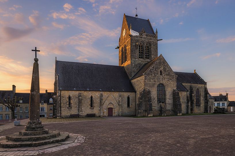 De Gotische kerk van Sainte-Mère-Église in Normandië, Frankri van Henk Meijer Photography