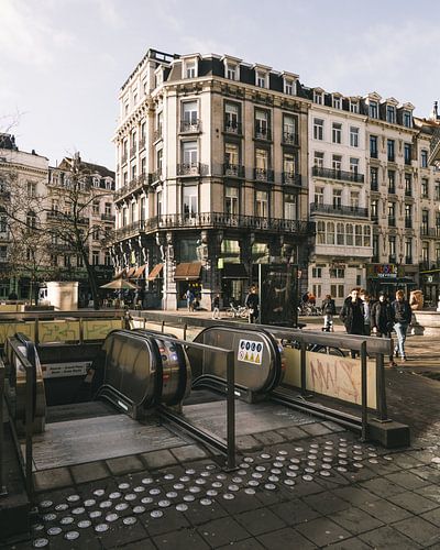 Roltrappen naar de metro van Brussel, de hoofdstad van België