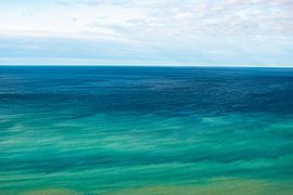 Turquoise sea with a view into the distance by Leo Schindzielorz