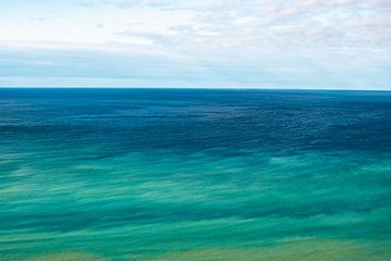 Turquoise zee met uitzicht in de verte van Leo Schindzielorz