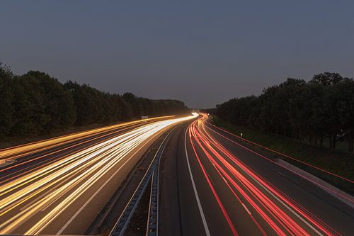 A1 snelweg tijdens blauwe uurtje